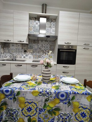 Réfrigérateur, four, plaque de cuisson, cafetière/bouilloire