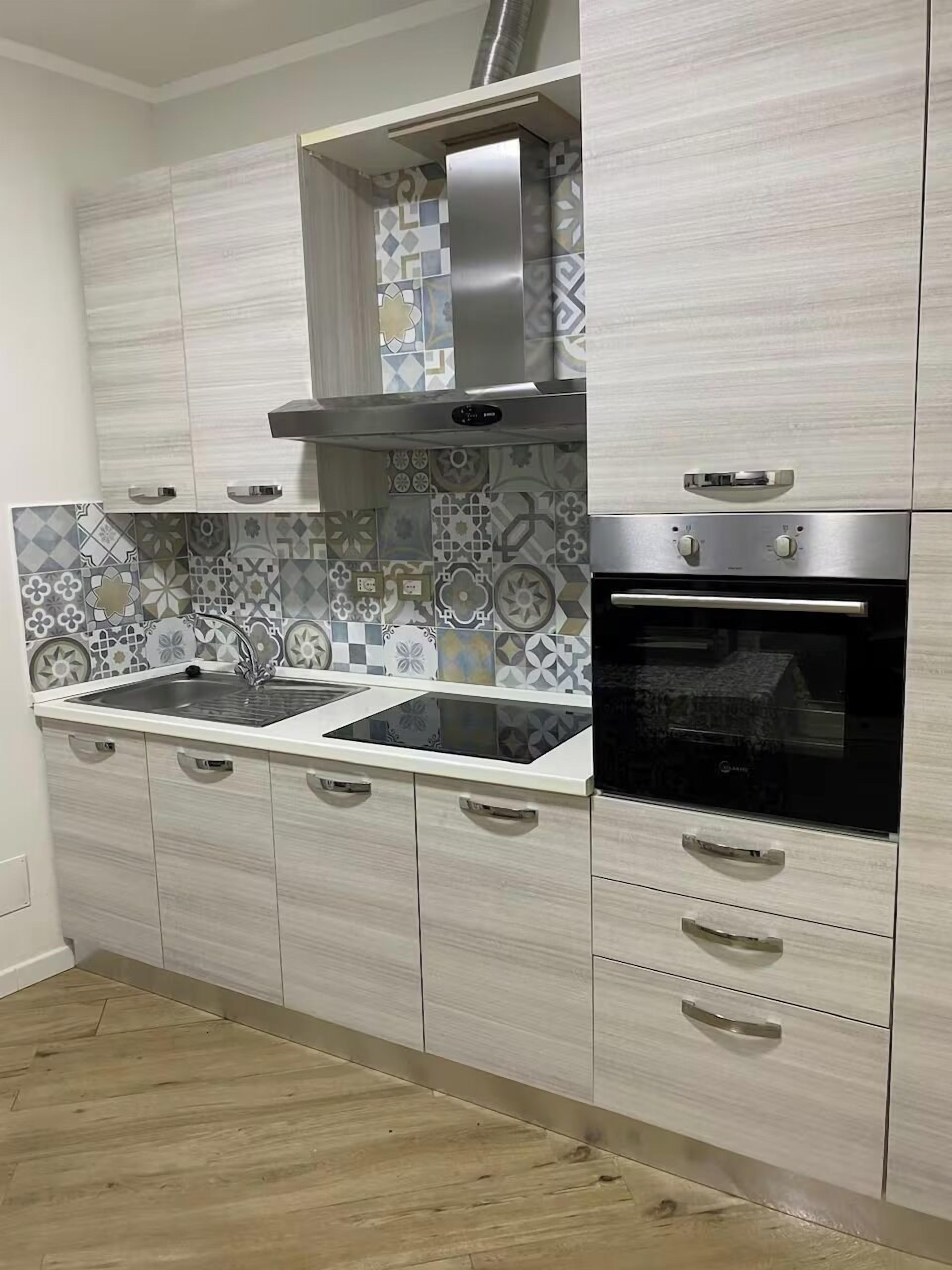 Fridge, oven, stovetop, coffee/tea maker