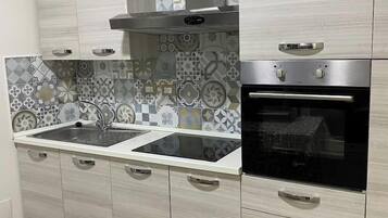 Fridge, oven, stovetop, coffee/tea maker