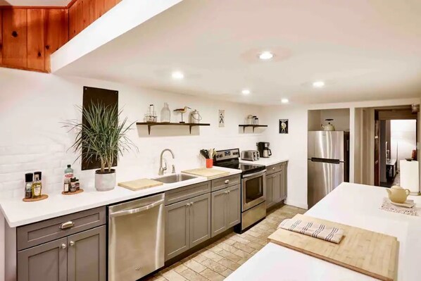 Jääkaappi, mikroaaltouuni, uuni, liesi