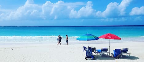 Perto da praia, espreguiçadeiras, toalhas de praia 