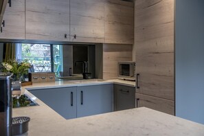 City Apartment, Ensuite, City View (Apt 2-Minster view Ruskin) | Shared kitchen