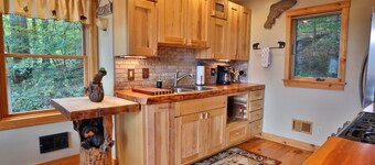 HIlltop Hideaway - Great views of the Lake George