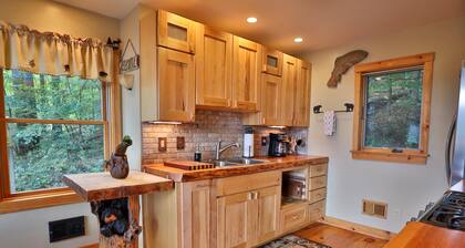 HIlltop Hideaway - Great views of the Lake George