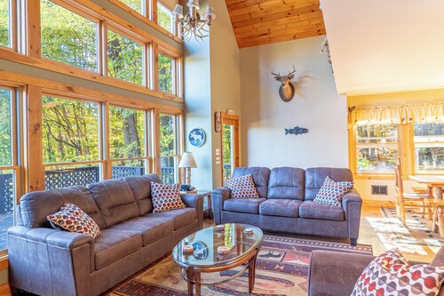 Hilltop Hideaway - Great views of Lake George