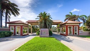 Una entrada cerrada con un letrero que dice 'Golf Coast'.