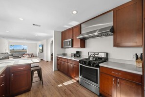 Geladeira, micro-ondas, fogão, cooktop