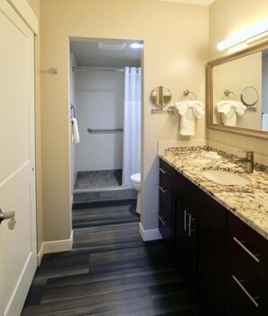 Free toiletries, hair dryer, towels - Private One Bedroom Condo (Honolulu)