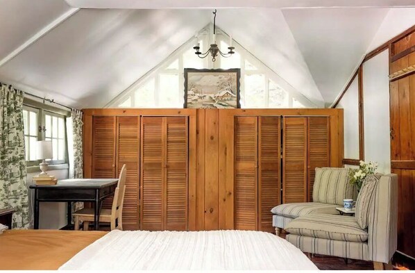 2 bedrooms, desk, travel cot, free WiFi