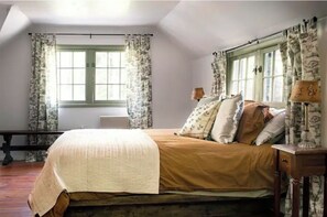2 bedrooms, desk, travel crib, free WiFi
