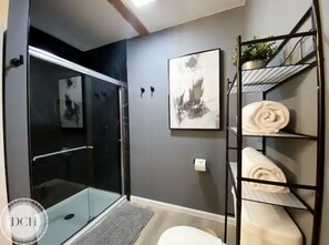 Combined shower/tub, hair dryer, towels, soap - Unit #B: Down the Rabbit Role Amazing Views (Clarkdale)
