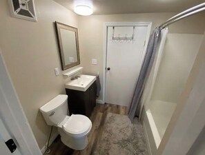 وحدات دش مع أحواض استحمام، مجففات شعر، مناشف، صابون