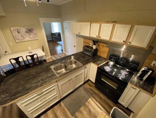 ثلاجة، ميكروويف، فرن، موقد طهي مسطح