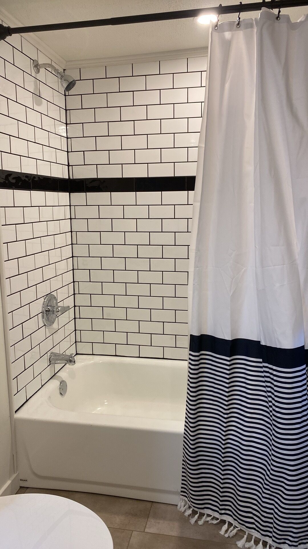Serviettes fournies, papier toilette