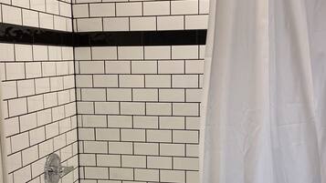 Serviettes fournies, papier toilette