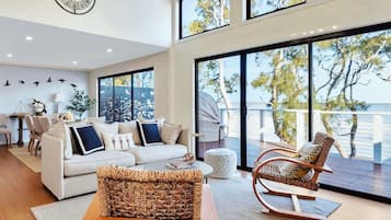 Smart TV, chimenea, videojuegos y tenis de mesa