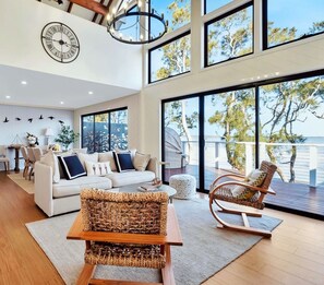 Smart TV, chimenea, videojuegos y tenis de mesa 