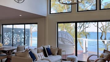 Smart TV, fireplace, video games, table tennis