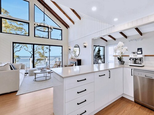 Lakes Breeze: A Picturesque Waterfront Lake House with Lots of Fun