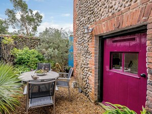 Outdoor dining - 3 bedroom accommodation in Holt (Holt)