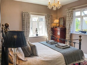 3 bedrooms, free WiFi, bed sheets - 3 bedroom accommodation in Holt (Holt)