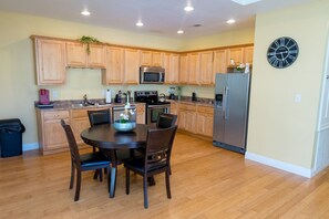 Apartment | Dining room - UNIT H (Moss Point)