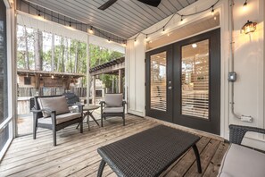 Terrace/patio - Renovated Pet-Friendly Retreat –Outdoor Kitchen/Fireplace&Golf Cart Available (Santa Rosa Beach)