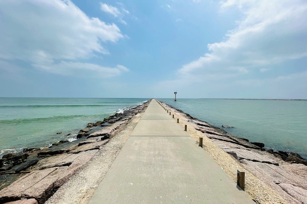 Una spiaggia nelle vicinanze, lettini da mare