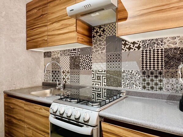 Frigorífico, microondas, horno y placa de cocina