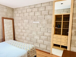 2 bedrooms, desk, iron/ironing board, free WiFi