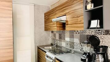 Réfrigérateur, micro-ondes, four, plaque de cuisson