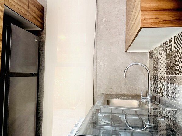 Réfrigérateur, four à micro-ondes, un four, surface de cuisson