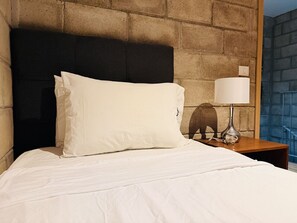 2 chambres, bureau, fer et planche à repasser, accès au Wi-Fi (inclus)