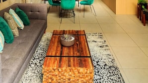 Un salon moderne comprenant un canapé, une table basse, un coin repas et un escalier.