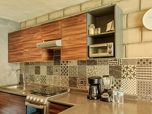 Réfrigérateur, four à micro-ondes, un four, surface de cuisson