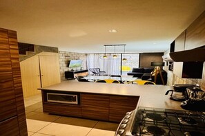 雪櫃、微波爐、焗爐、爐具