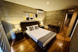 2 habitaciones, escritorio, tabla de planchar con plancha y wifi gratis