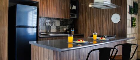 ثلاجة، ميكروويف، فرن، موقد طهي مسطح