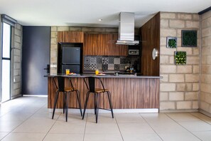 Een koelkast, een magnetron, een oven, een kookplaat