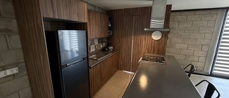 Cafetera y tetera, refrigerador, microondas y horno