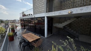 Outdoor dining - Chic Single Loft with Terrace | 1 BD | Tribu Colón (Guadalajara)