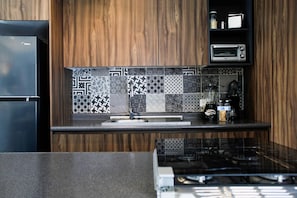 Fridge, microwave, oven, stovetop - Stylish Authentic Loft w/Gym & Coworking | 1 BD | Tribu Colón (Guadalajara)