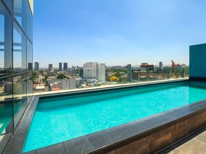 A rooftop pool with a city view, surrounded by glass railings. - Deluxe Suite w/Incredible View & Pool | 1 BD | Tribu Sonata (Guadalajara)