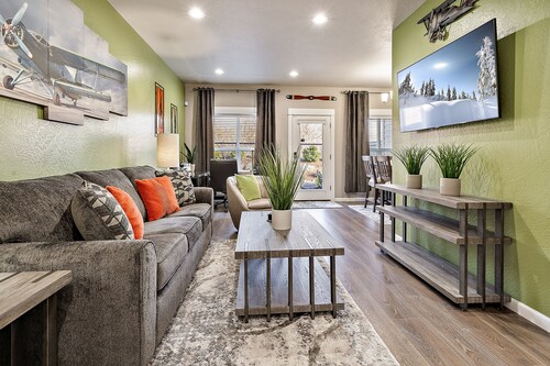 Aviator-Themed, Fastest WiFi, 2 King Beds Home