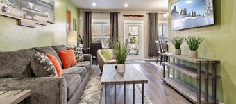 Aviator-Themed, Fastest WiFi, 2 King Beds Home