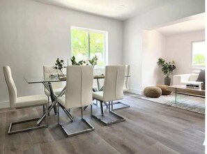 Dining - Beautiful 4 Bedroom Villa in Prime Location! (North Miami Beach)