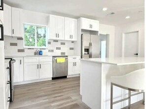 Piano cottura, pentole/stoviglie/utensili, tavolo da pranzo