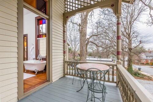 Spacious King Suite in Boutique Inn