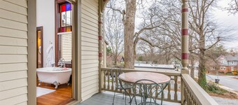 Spacious King Suite in Boutique Inn