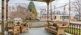 Spacious King Suite in Boutique Inn